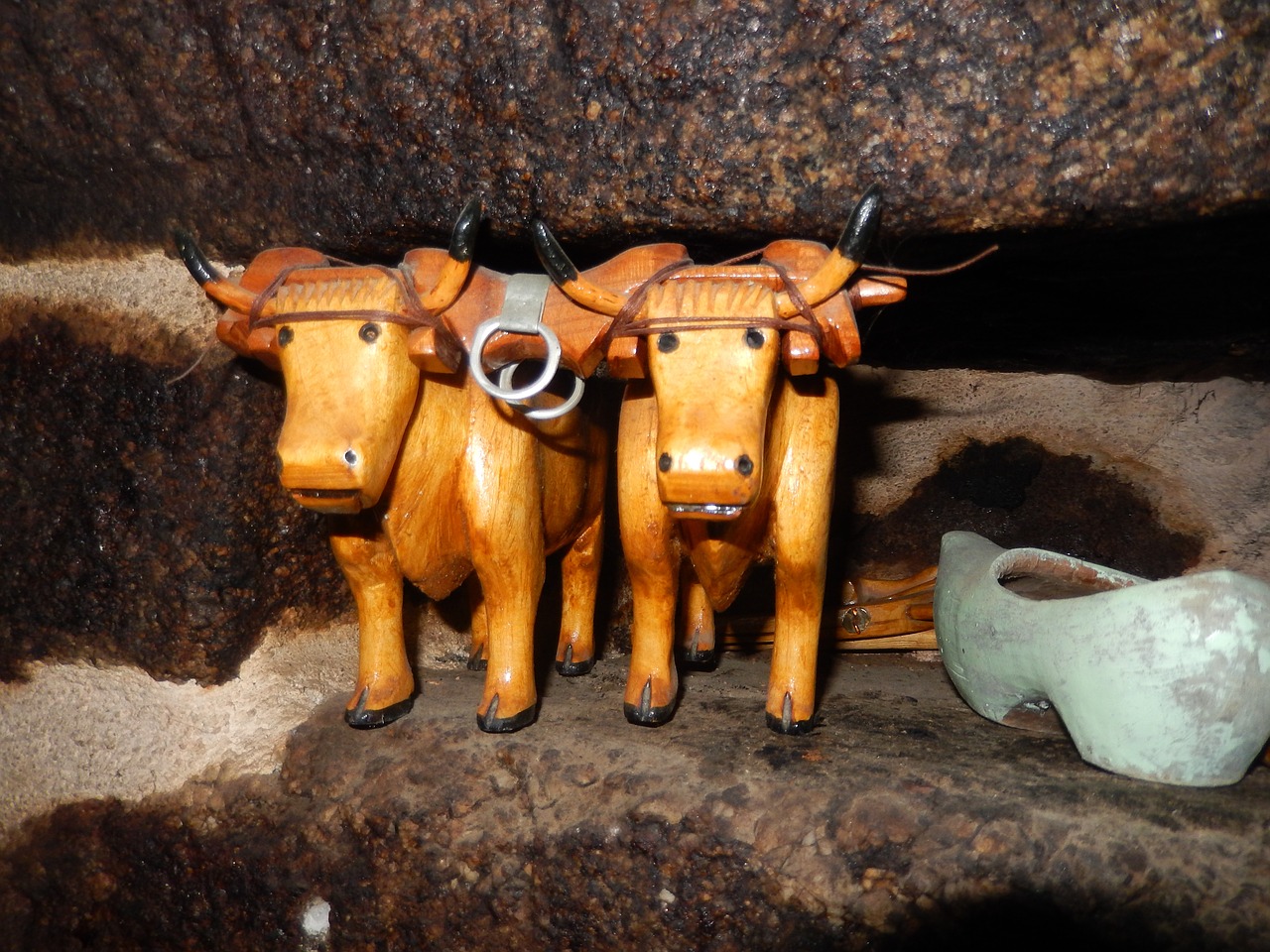 cows statuettes wood free photo