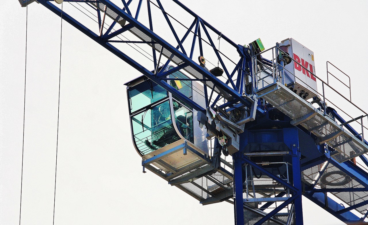 crane  crane operator  site free photo