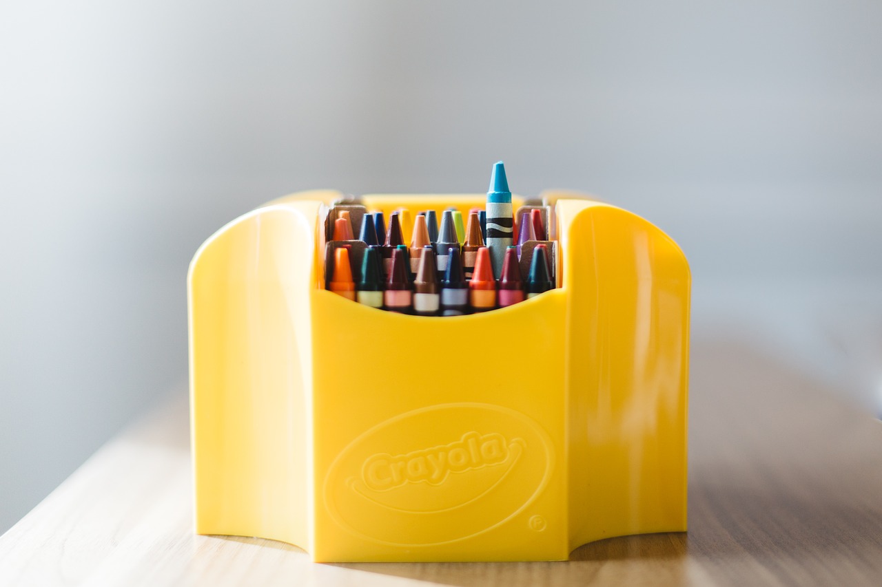 crayons art case free photo