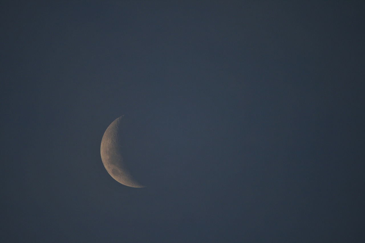 crescent moon moon crescent free photo