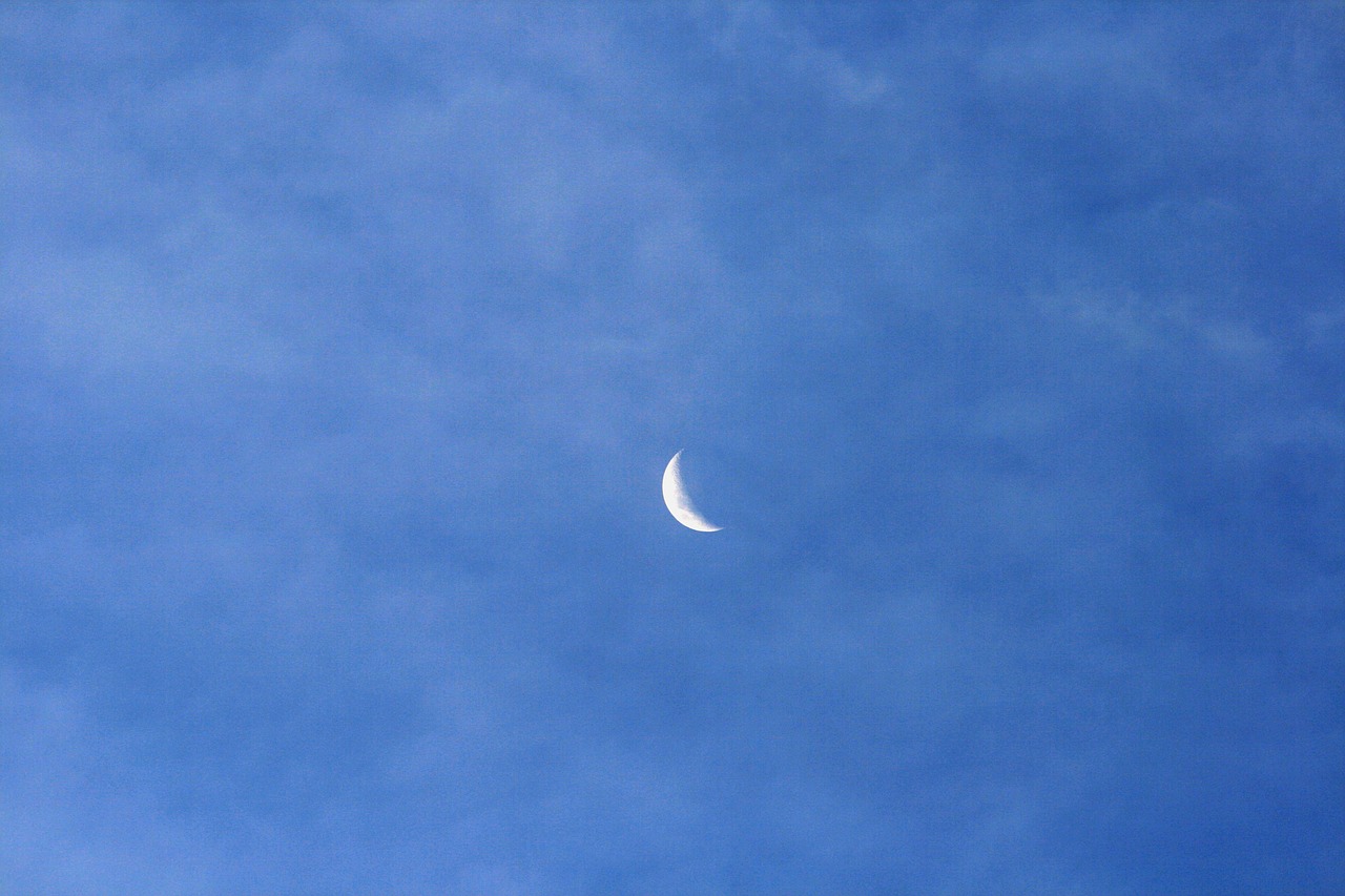 crescent moon moon crescent free photo