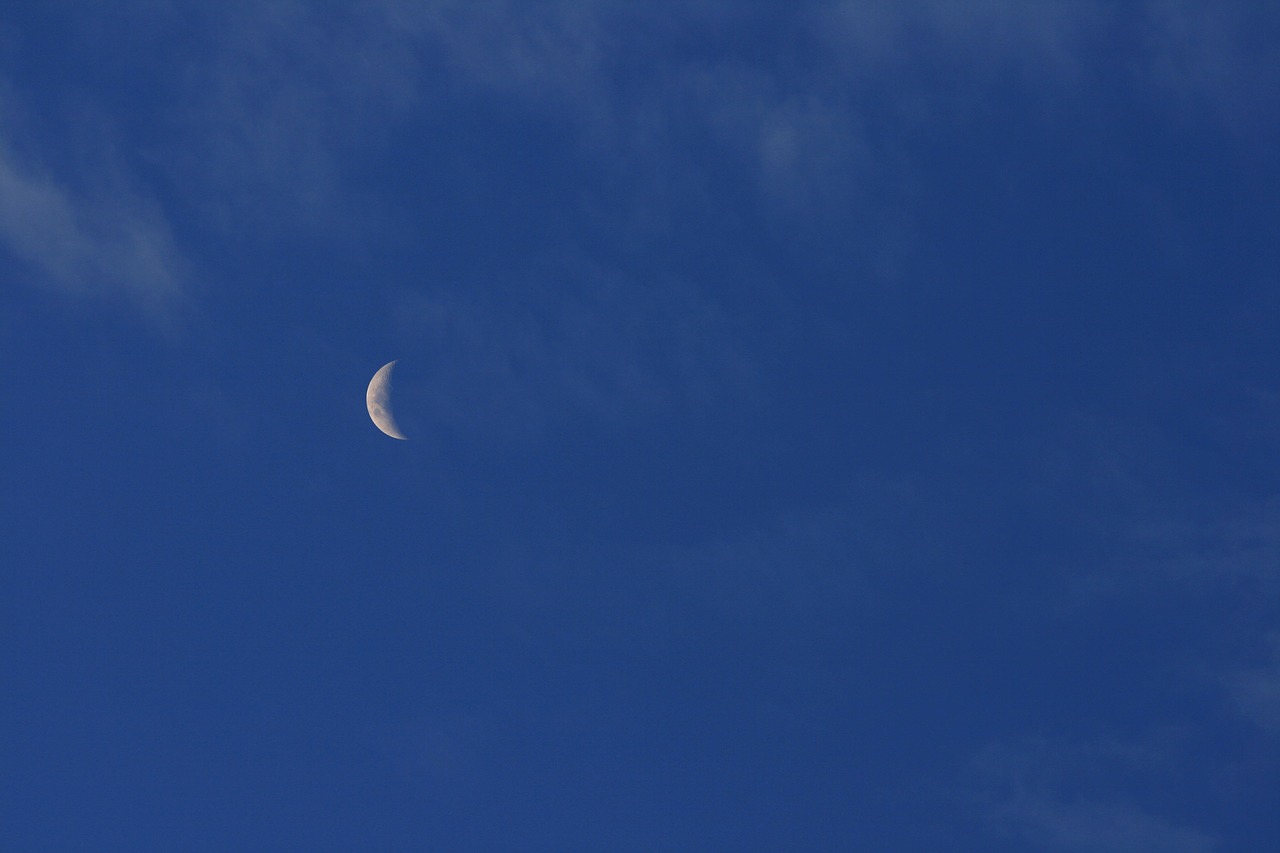 crescent moon moon thin free photo