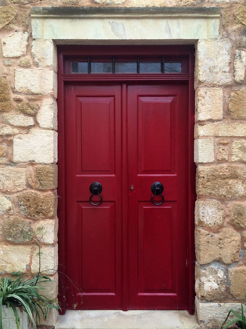 crete old house red door free photo