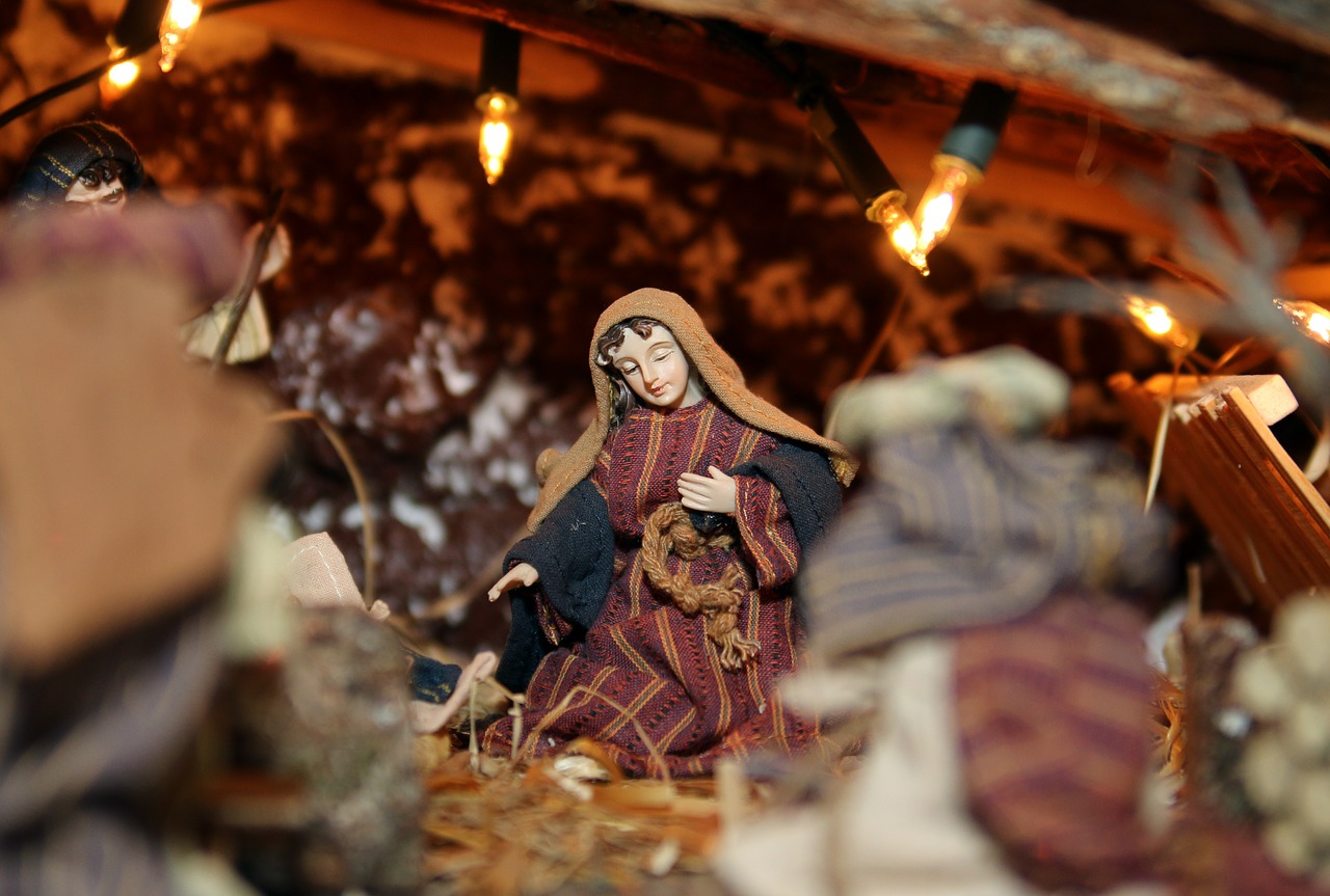 crib maria holzfigur free photo