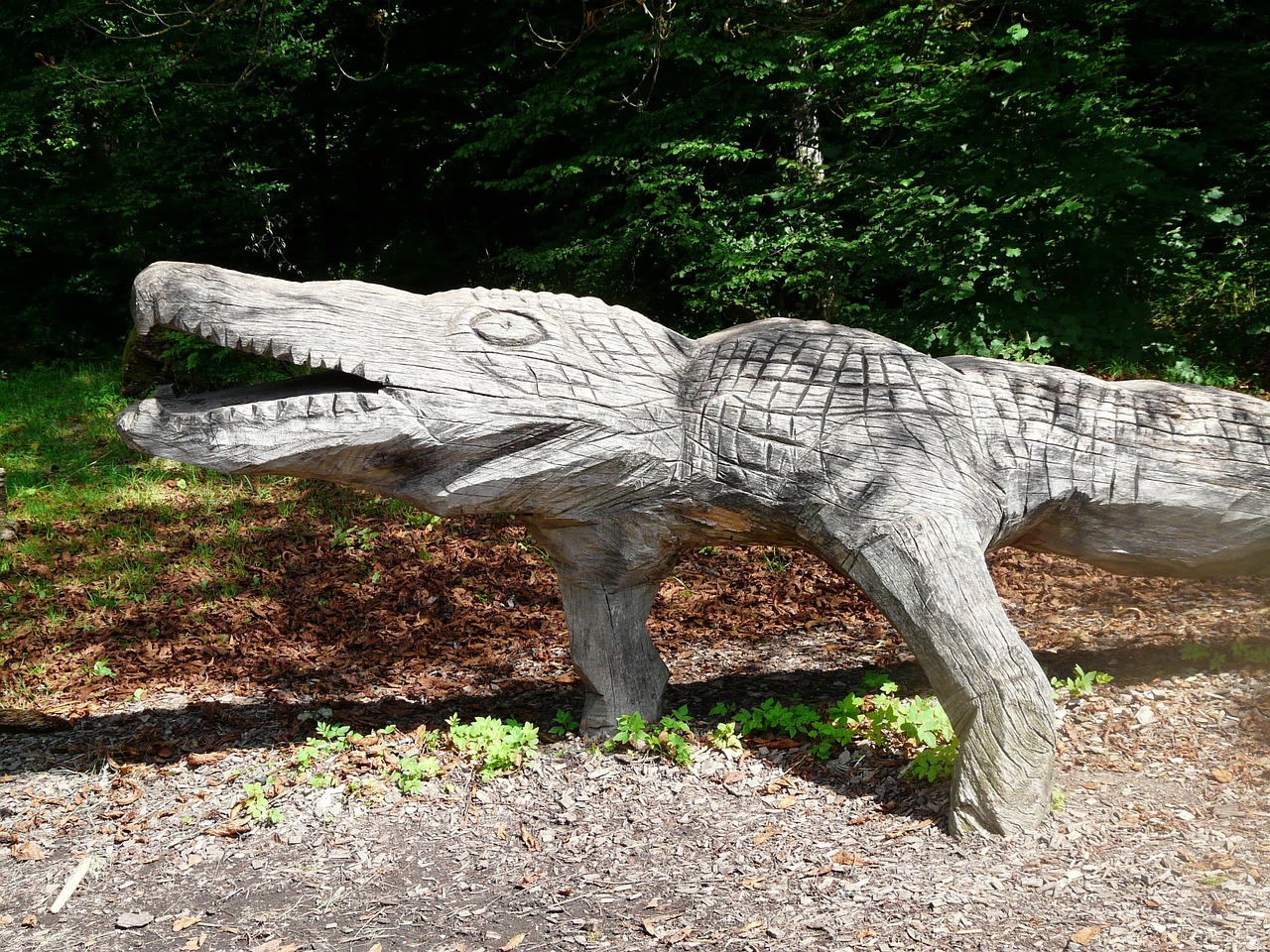 crocodile holzfigur carving free photo