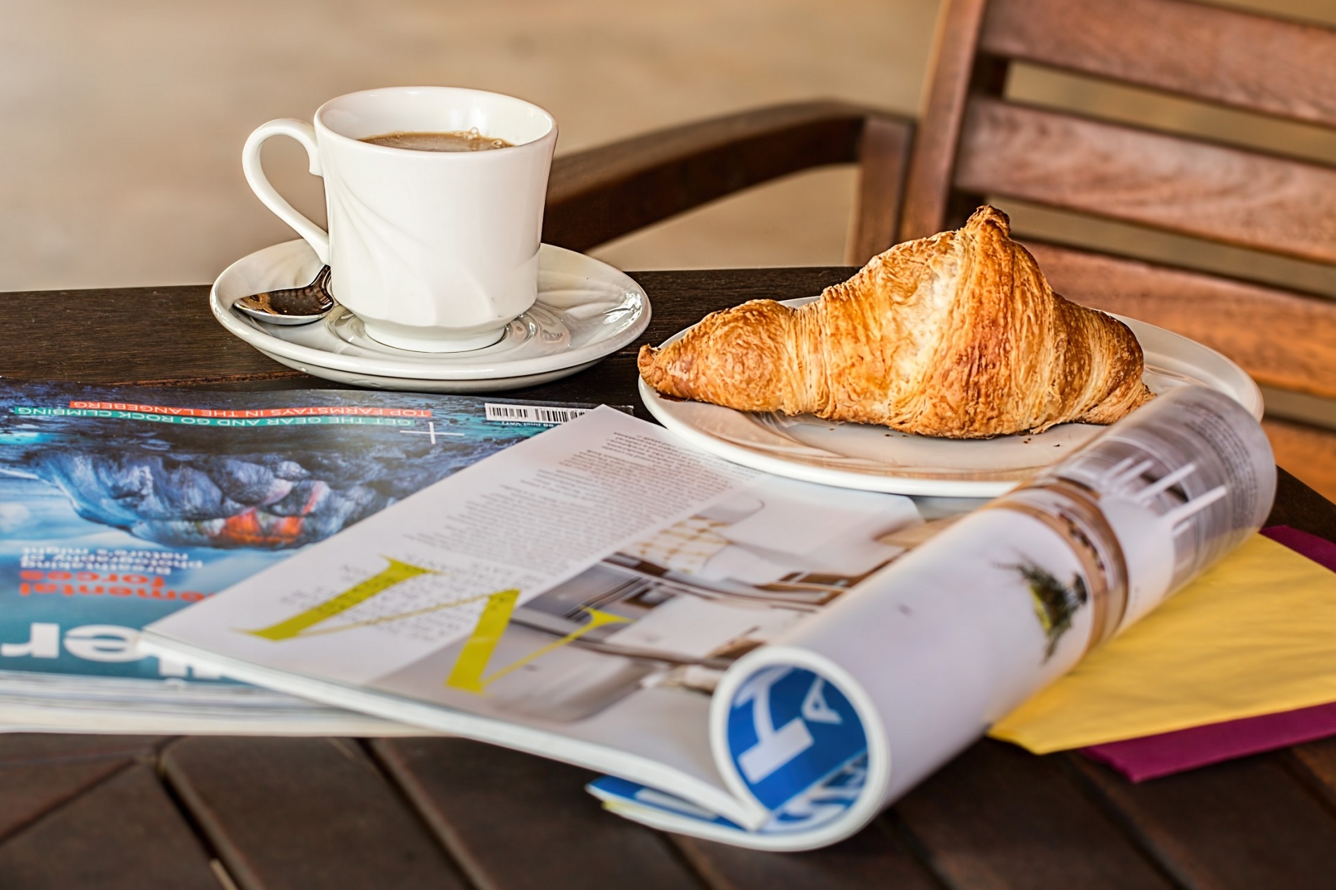 croissant magazines coffee free photo