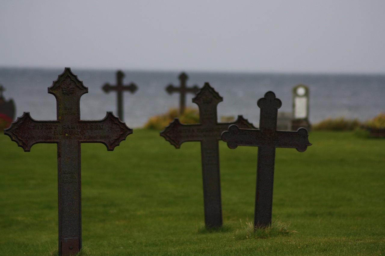 cross grave sea free photo