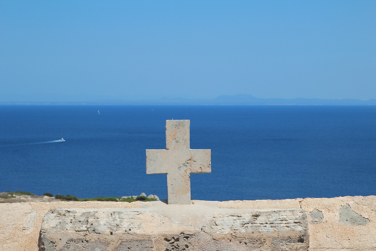 More cross. Крест в море. Крест пморе. Крест над морем. Крест Испании.