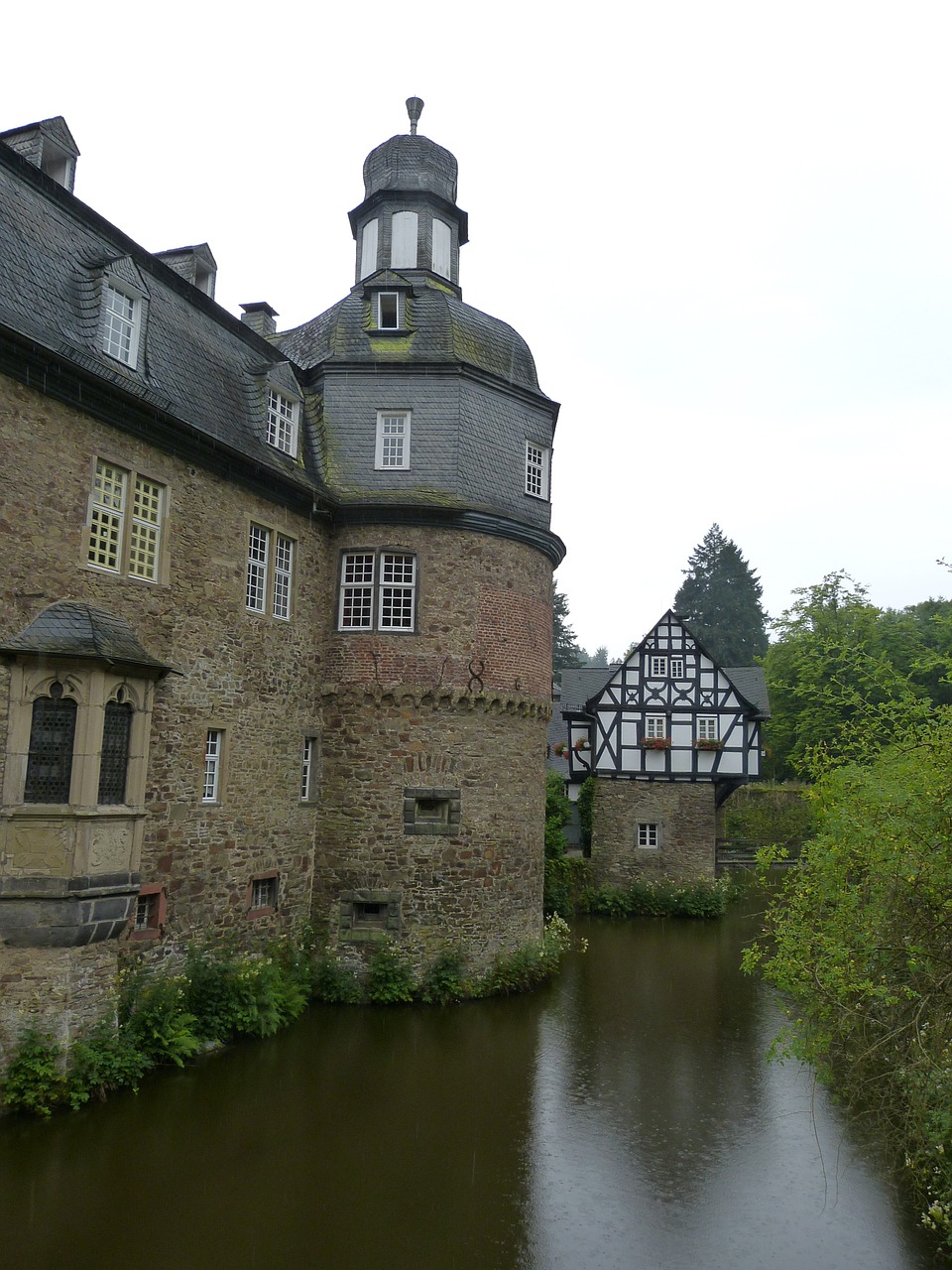 crottorf castle moated castle free photo