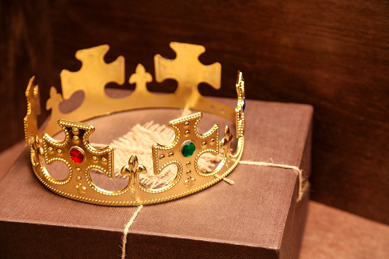 crown  gift  surprise free photo