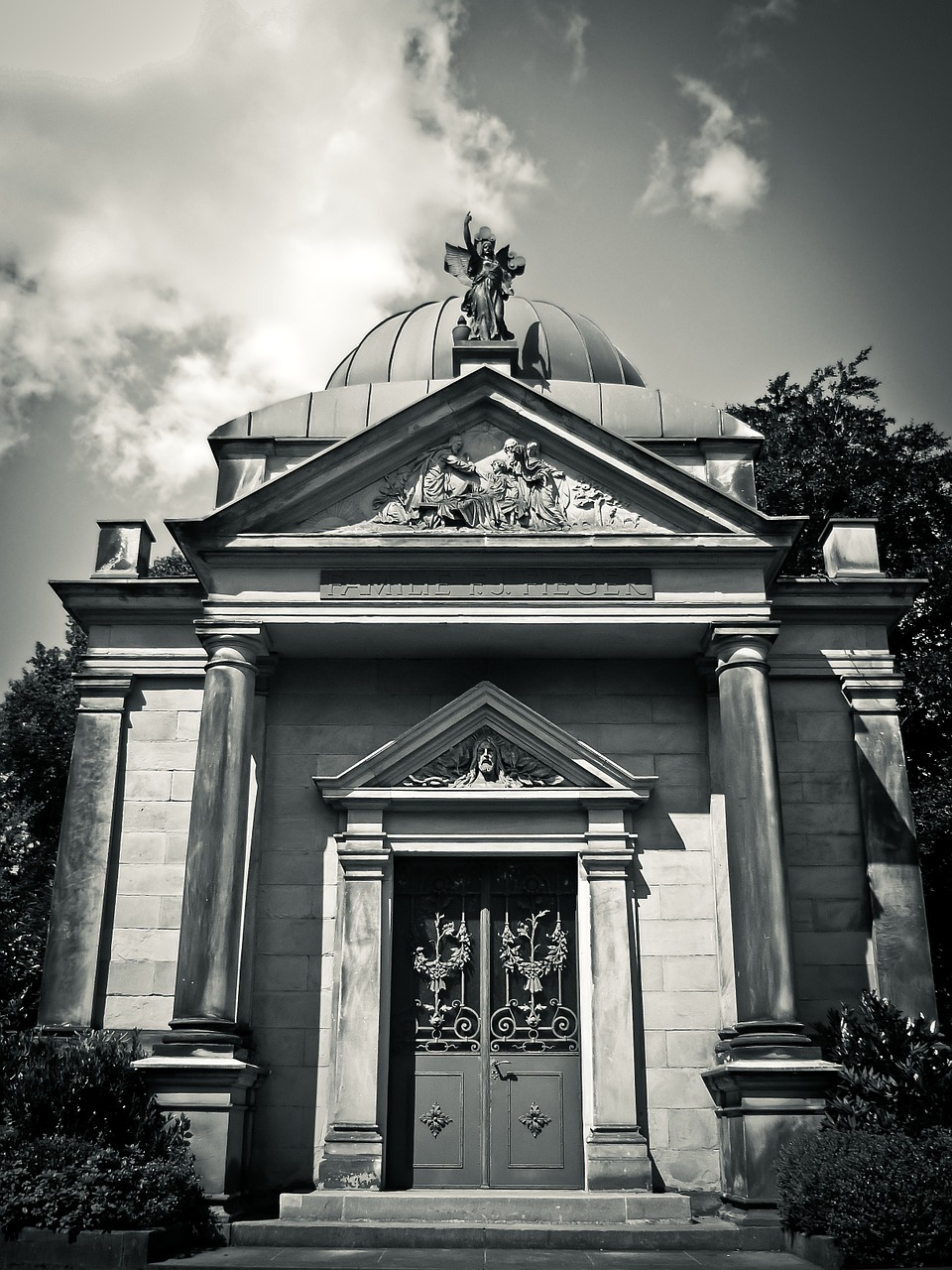 crypt cemetery grave free photo