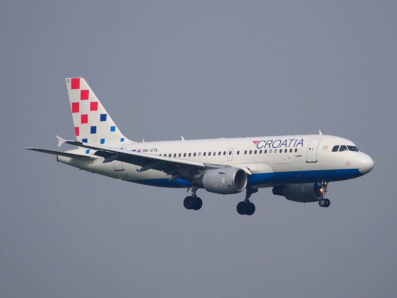 ctl landing croatia airlines free photo