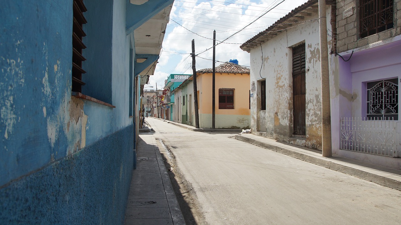 cuba streets colonial buildings free photo