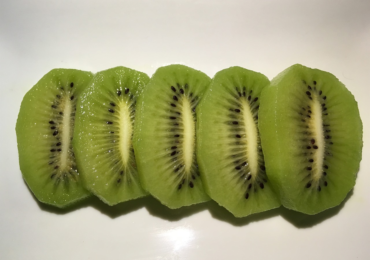 cuixiang kiwi zhouzhi kiwi green heart kiwi slices free photo