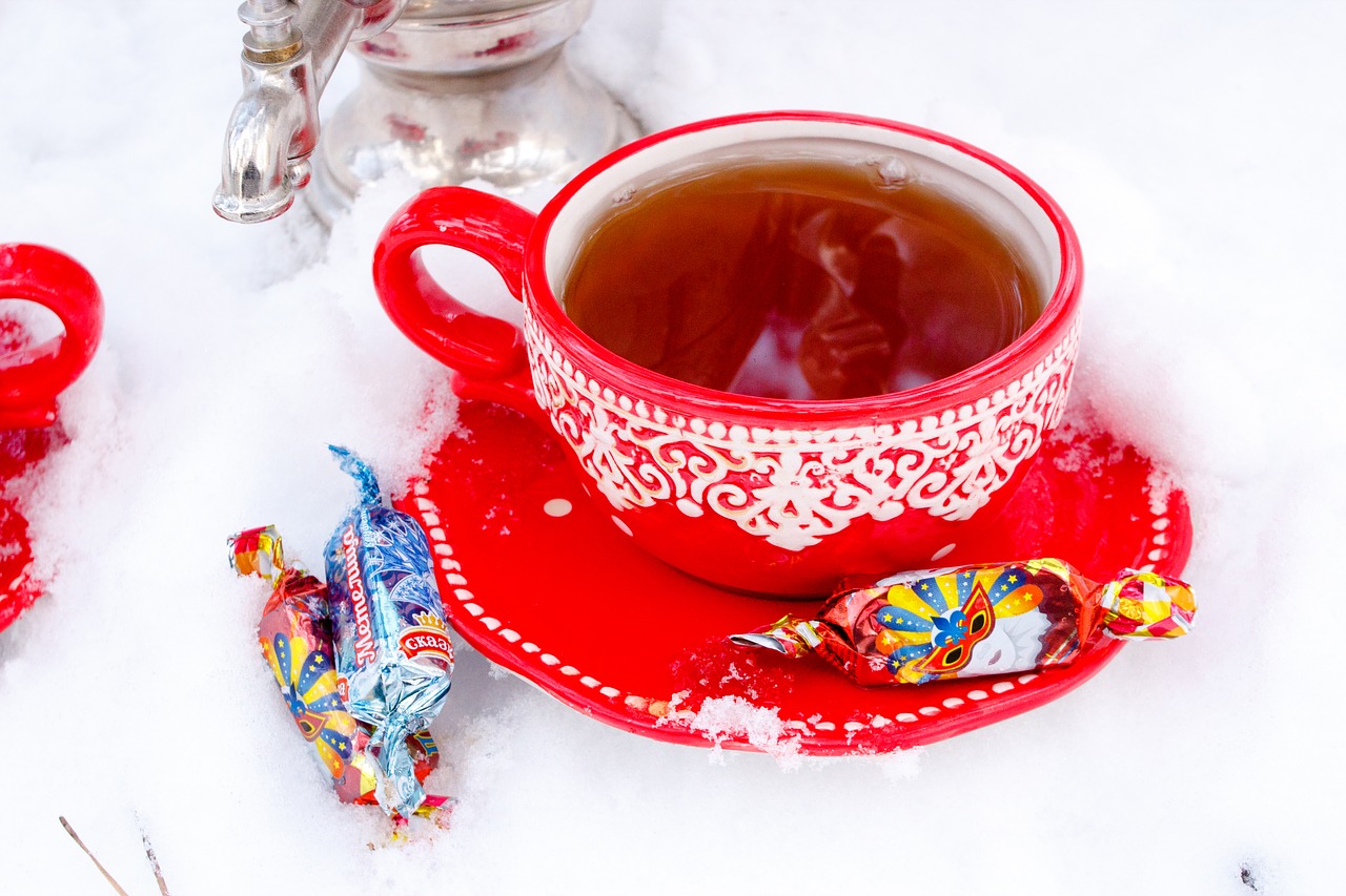 Зимний чай. Чай зимний. Горячий чай. Зимняя чашка чая. Красивые красные чашки.