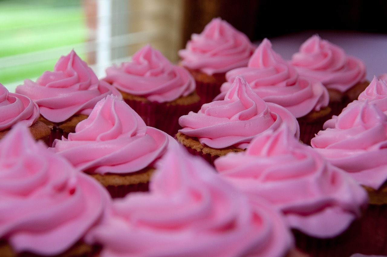 cup cakes  pink  sweets free photo