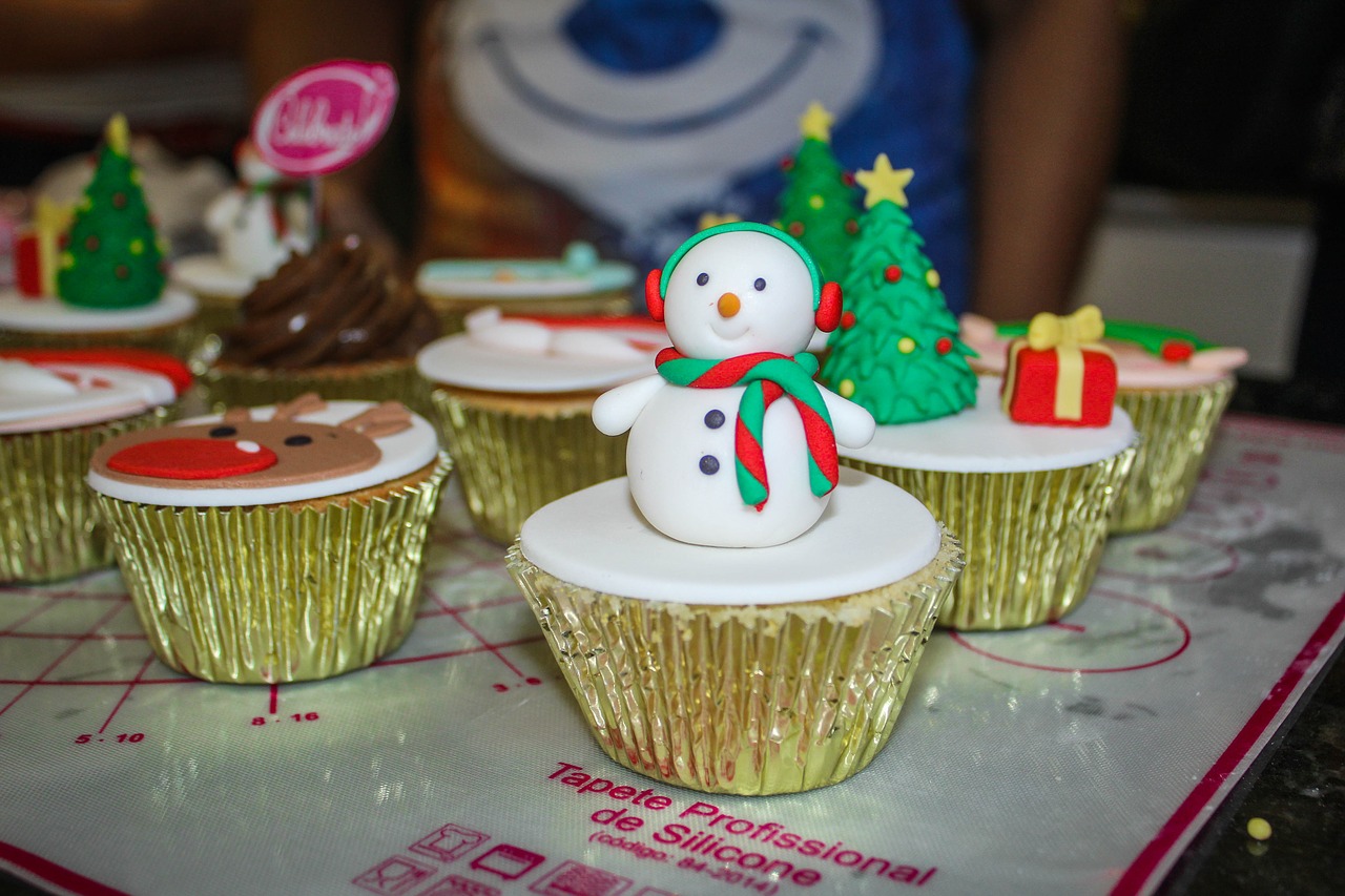 cupcake  snowman  snow free photo