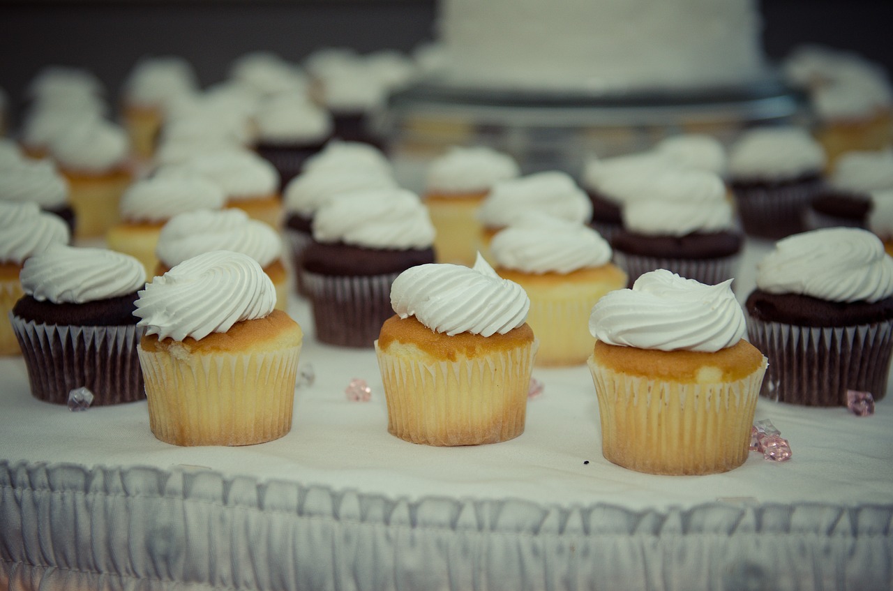 cupcakes desserts vanilla free photo