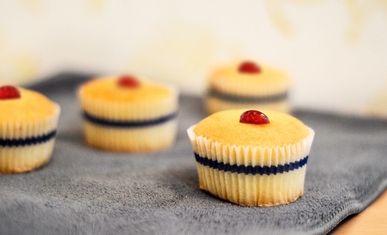 cupcakes sweets desserts free photo