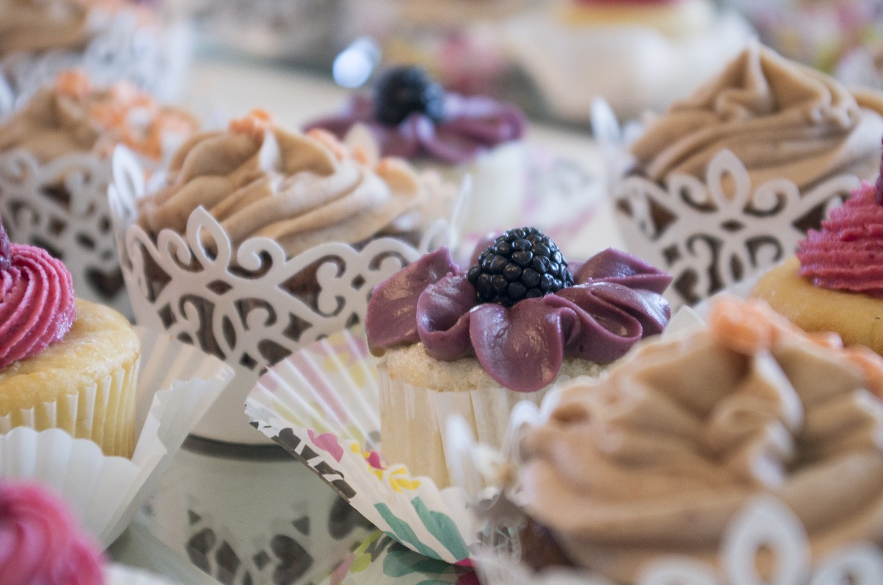 cupcakes dessert treats free photo