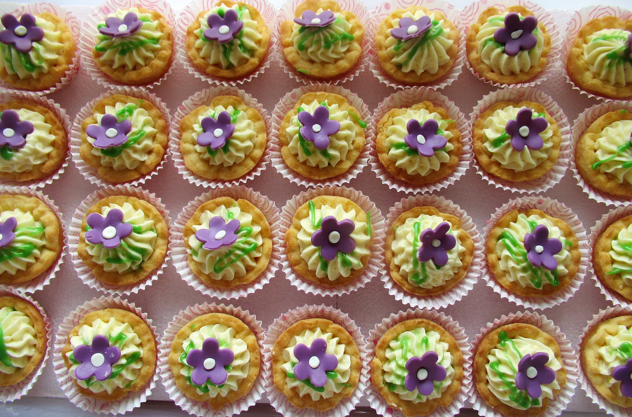 cupcakes  treats  baked goods free photo