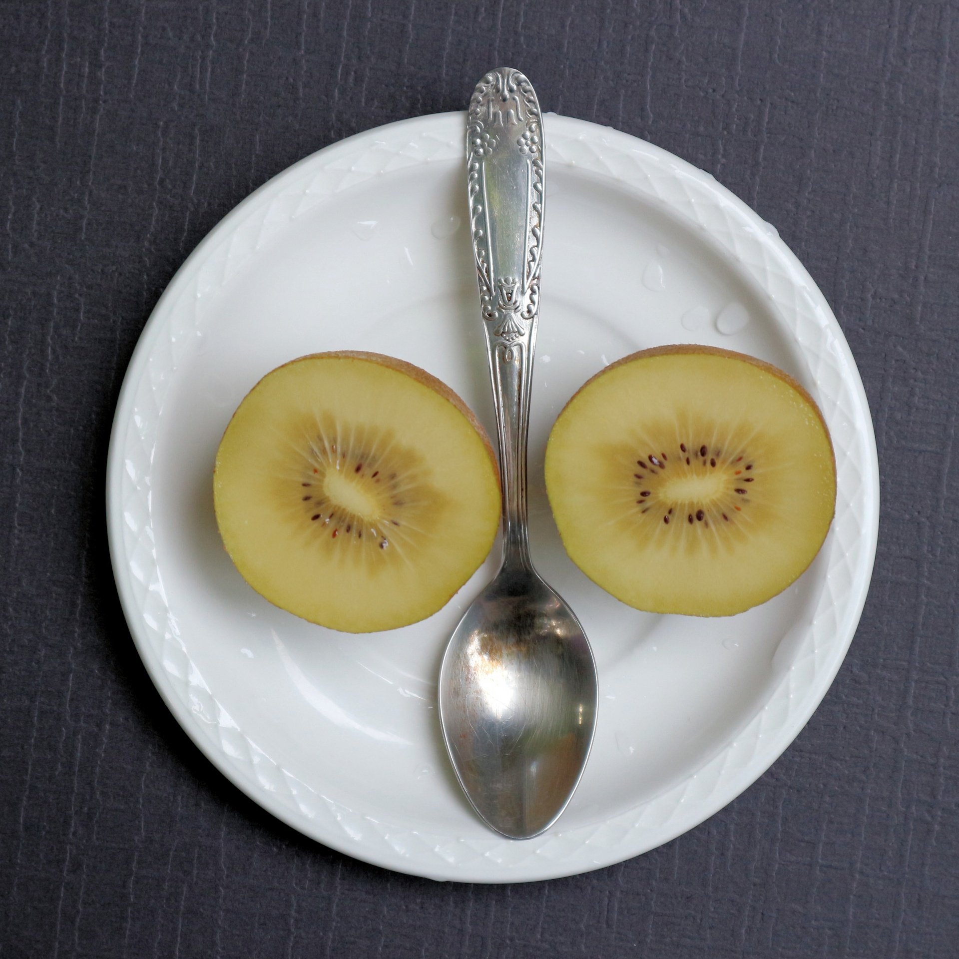 cut kiwi fruit free photo