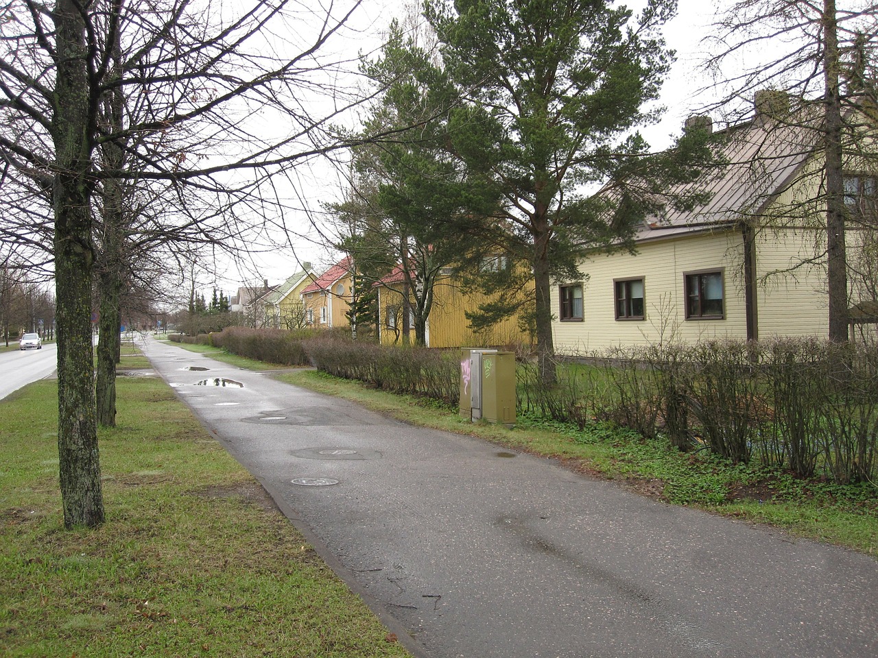 cycle path single-family houses after the rain free photo