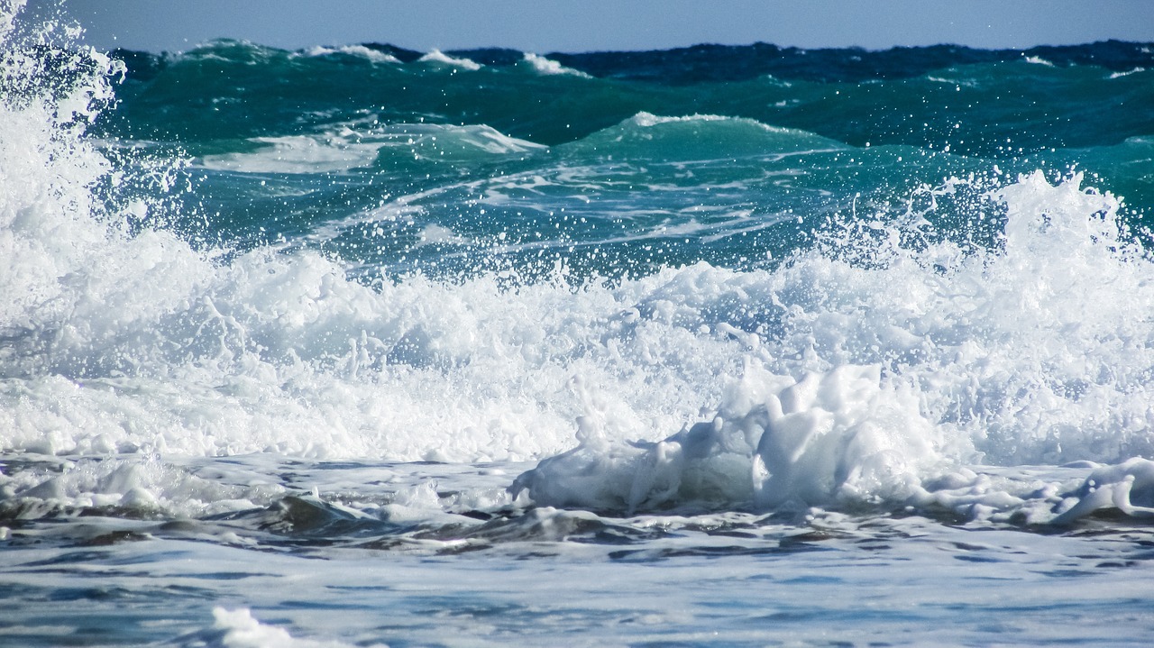 Sea Wave Sound Effect. Gentle lapping Waves. In Waves. Ocean Tidal Singer.