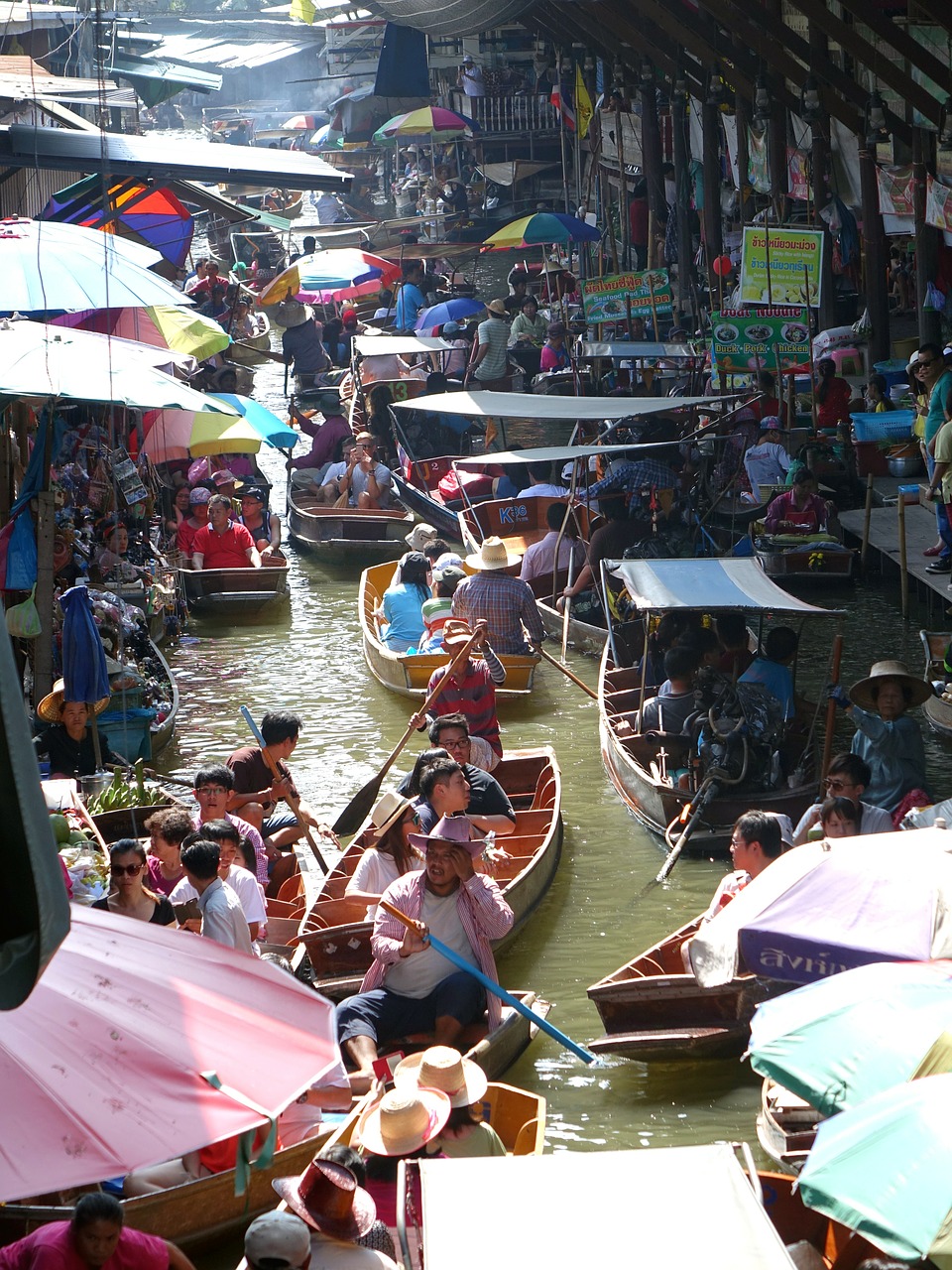 damnoen saduak floating market thailand traditional free photo
