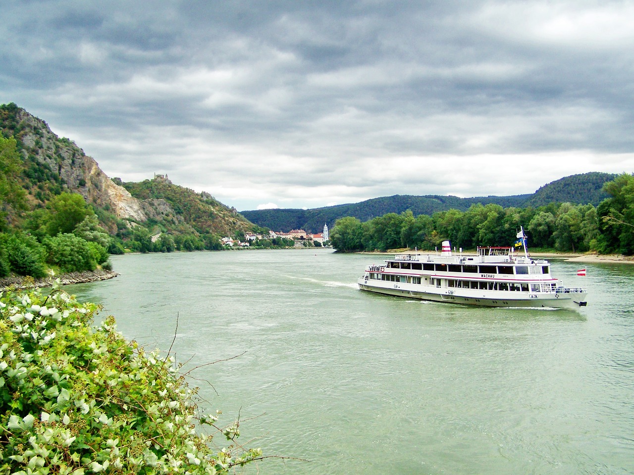 Река дунай. Река Дунай в Австрии. Danube река. Сербия река Дунай. Евразия Дунай.