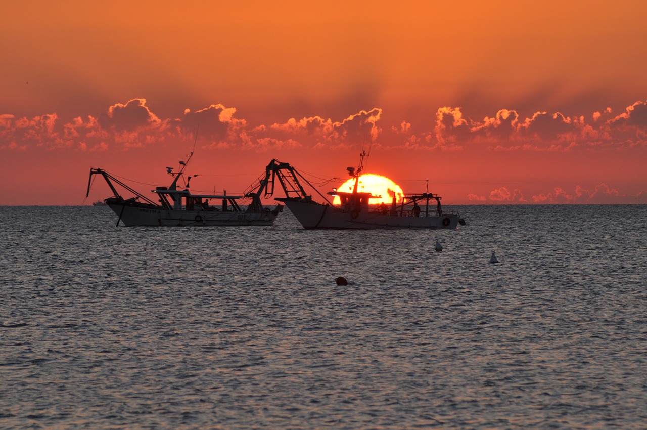dawn fishing vessels sea free photo