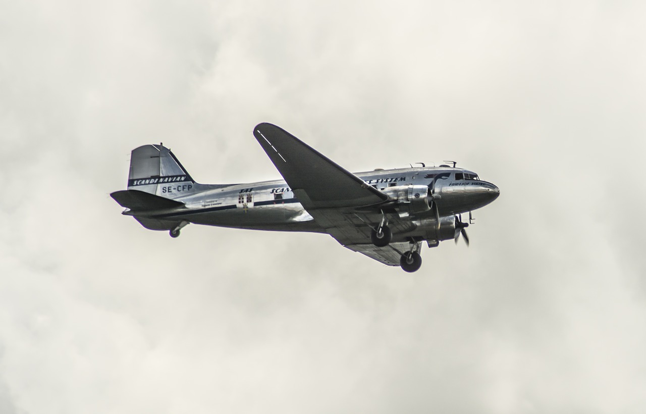 dc-3 the plane flying free photo