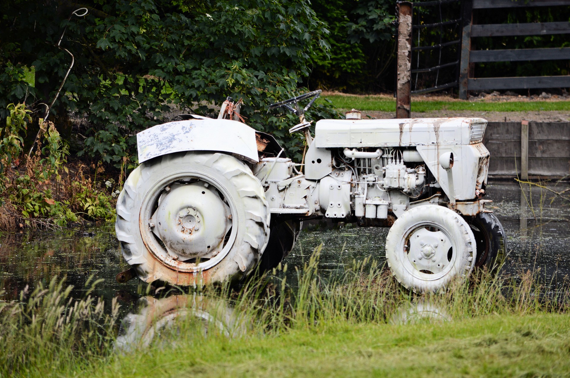 decoration tractor water free photo