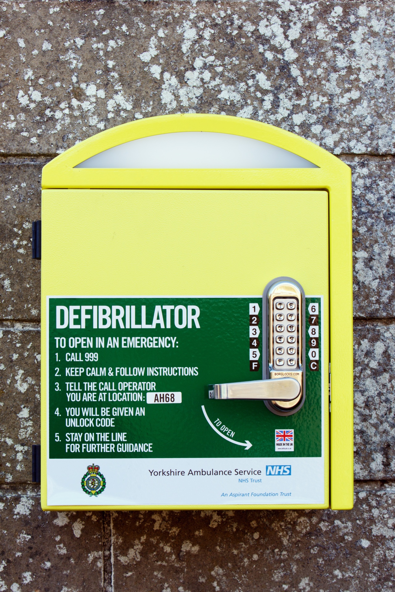 defibrillator wall emergency free photo