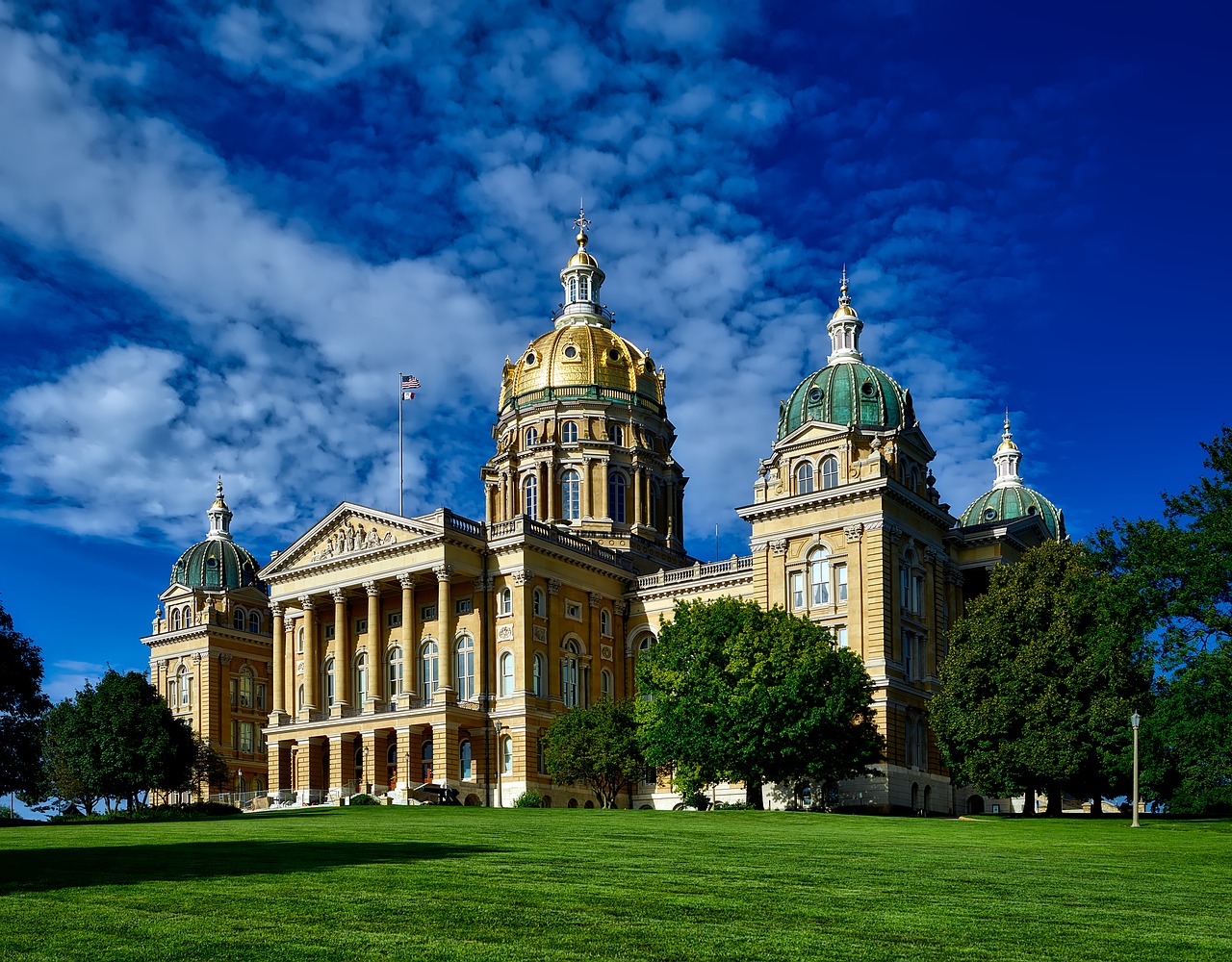 des moines iowa state capitol free photo