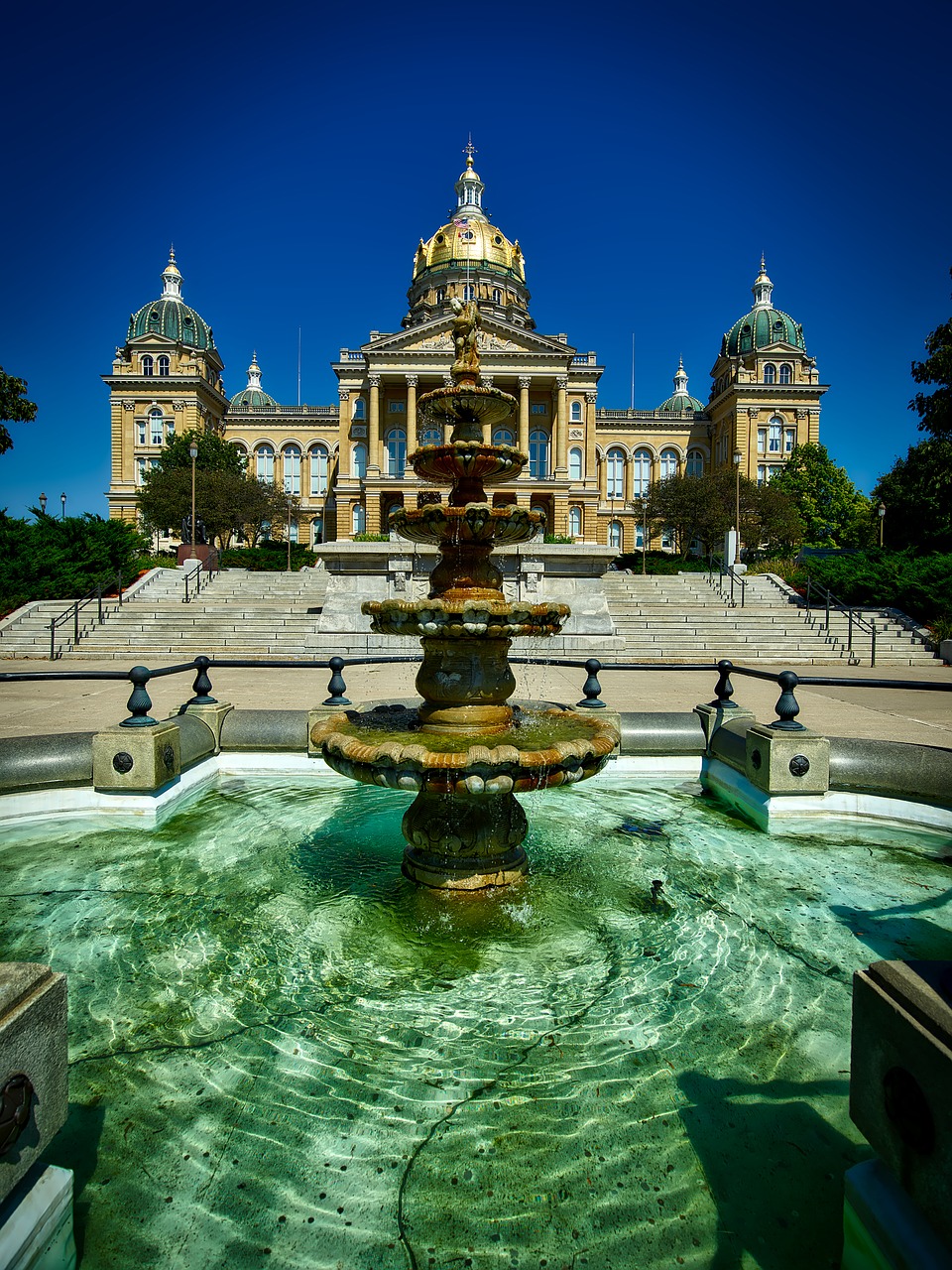 des moines iowa state capitol free photo