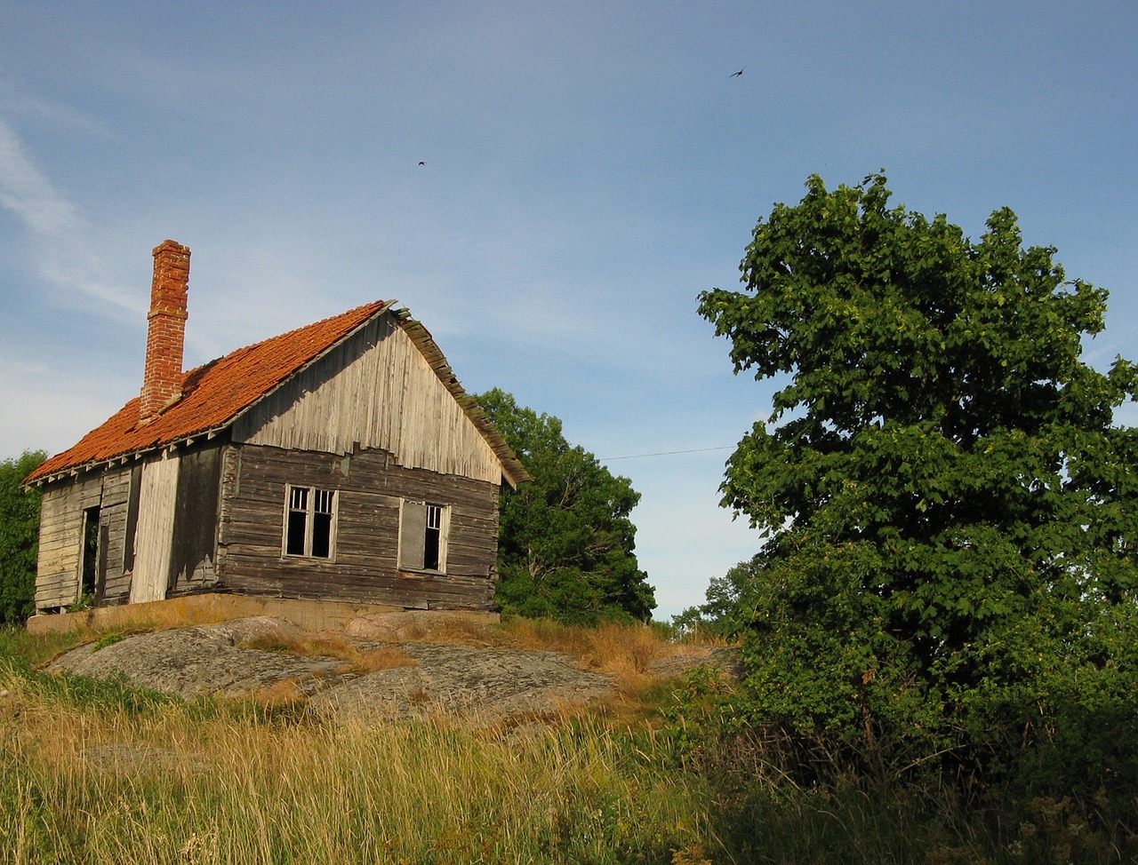 deserted house house run-down free photo