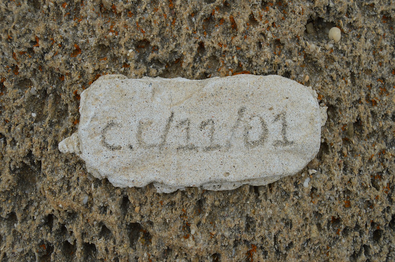 Стоун 6 букв. Слово камень. Текст на Камне. Каменный текст. Камни с подписями.