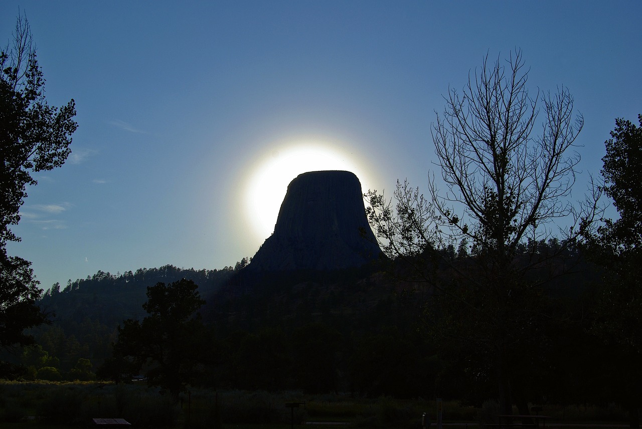 devils tower dusk  devils tower  wyoming free photo