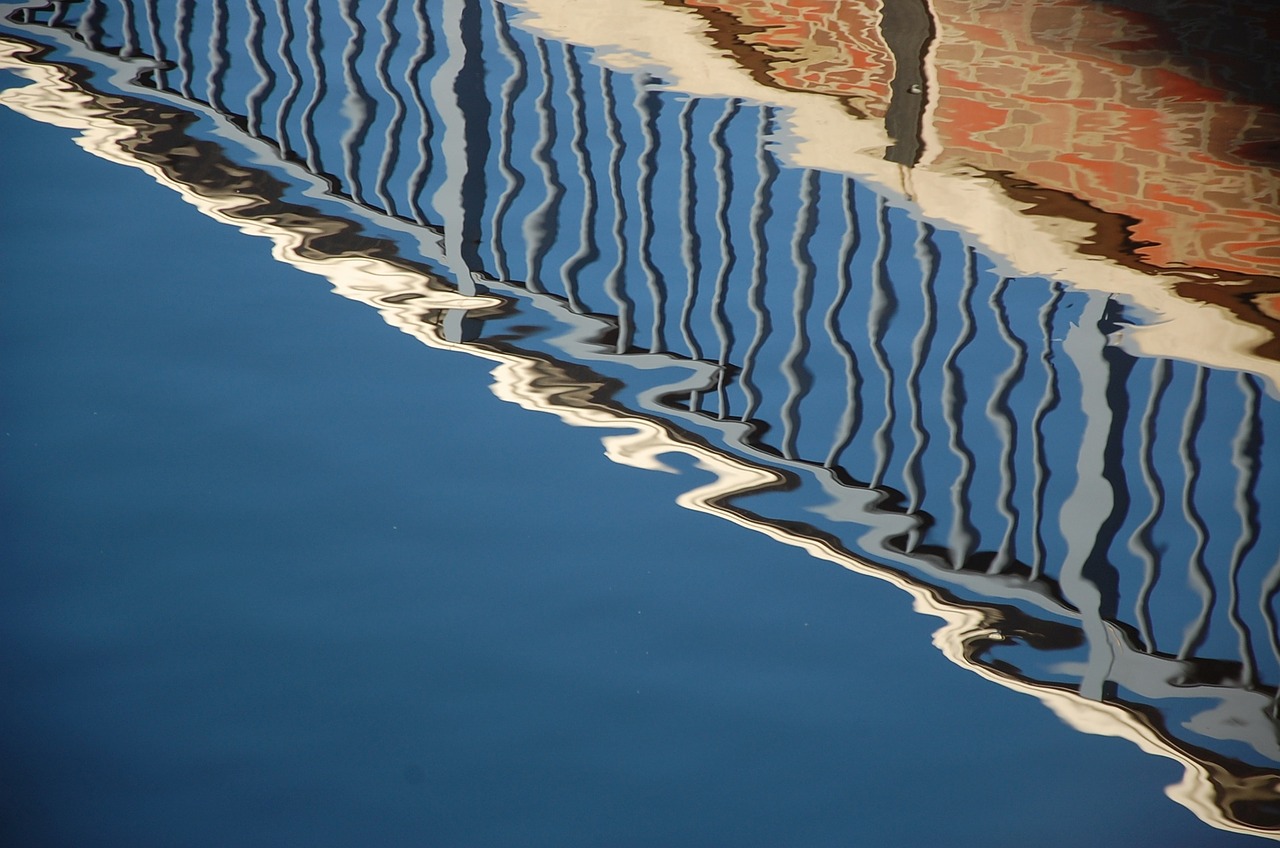 diagonal mirroring water free photo