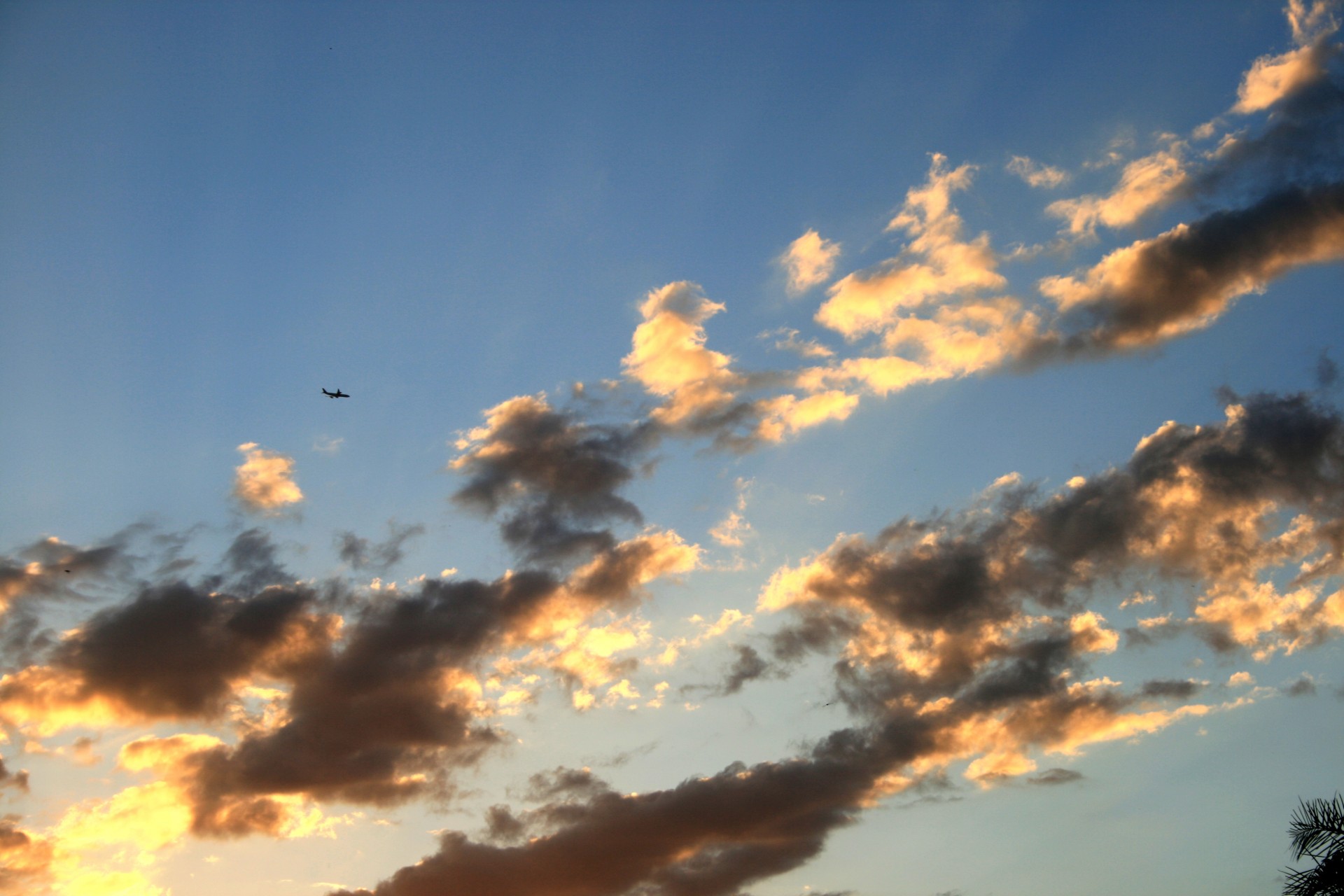 sky clouds spread diagonally free photo