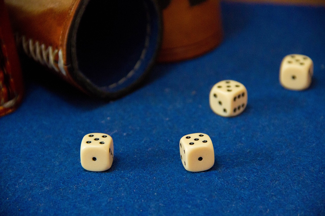 dice cacho game of table free photo