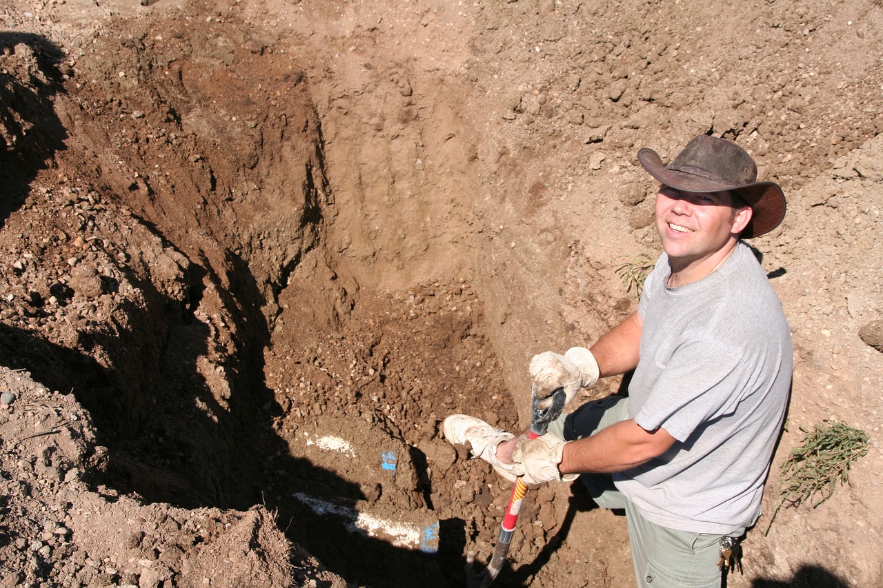 digging smile man free photo