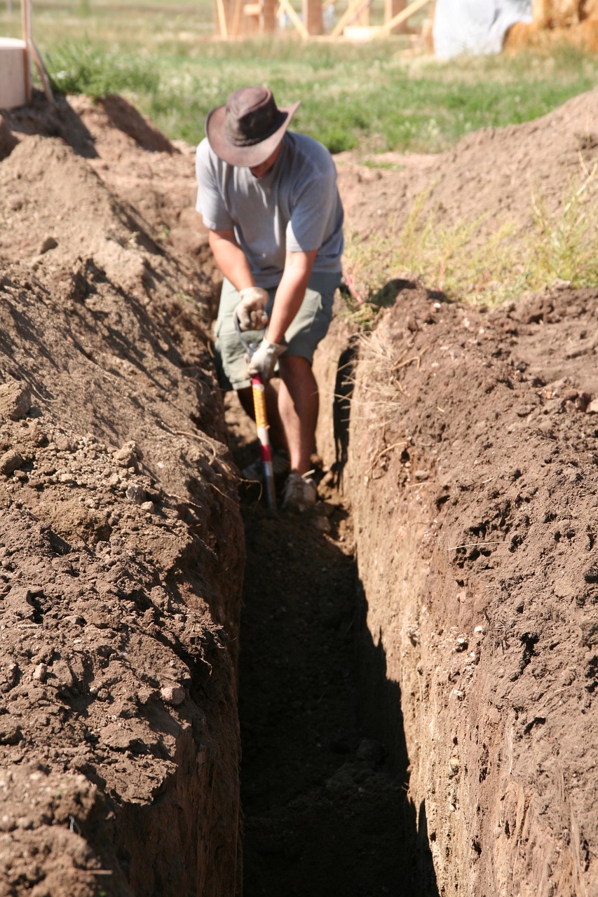 digging man work free photo