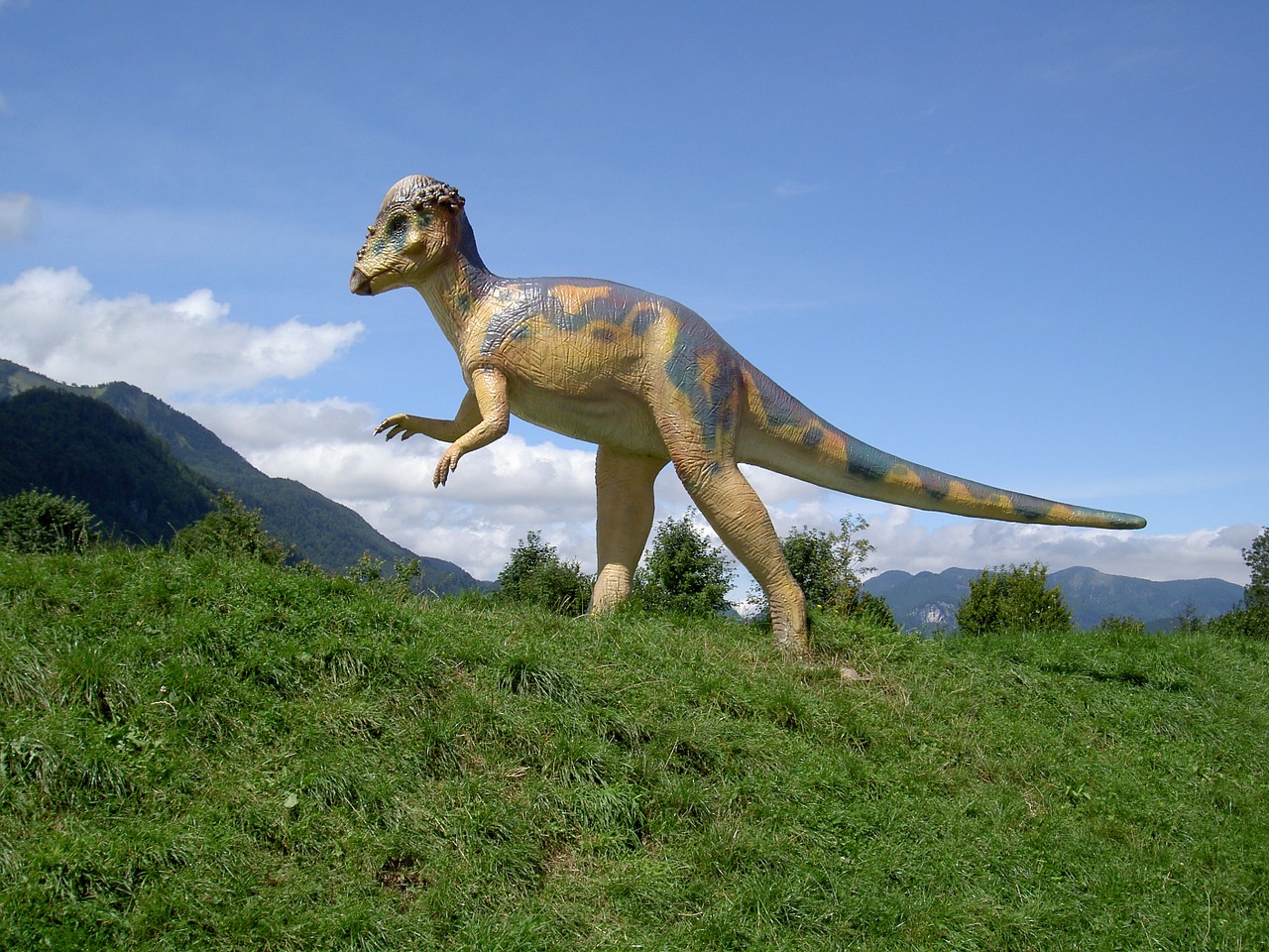 dinosaur standing with your hands free photo
