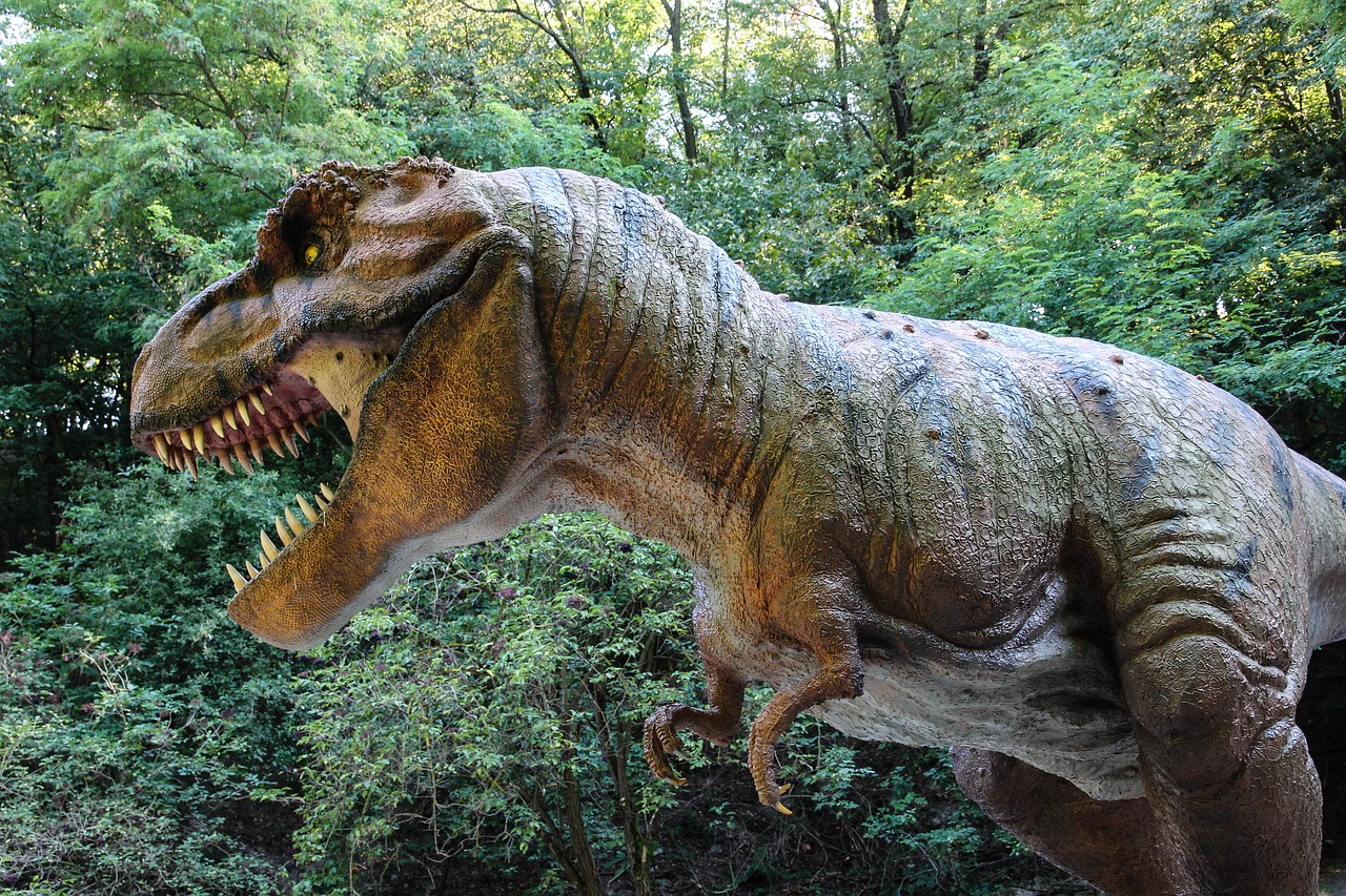 dinosaur tyranosaurus sculpture free photo