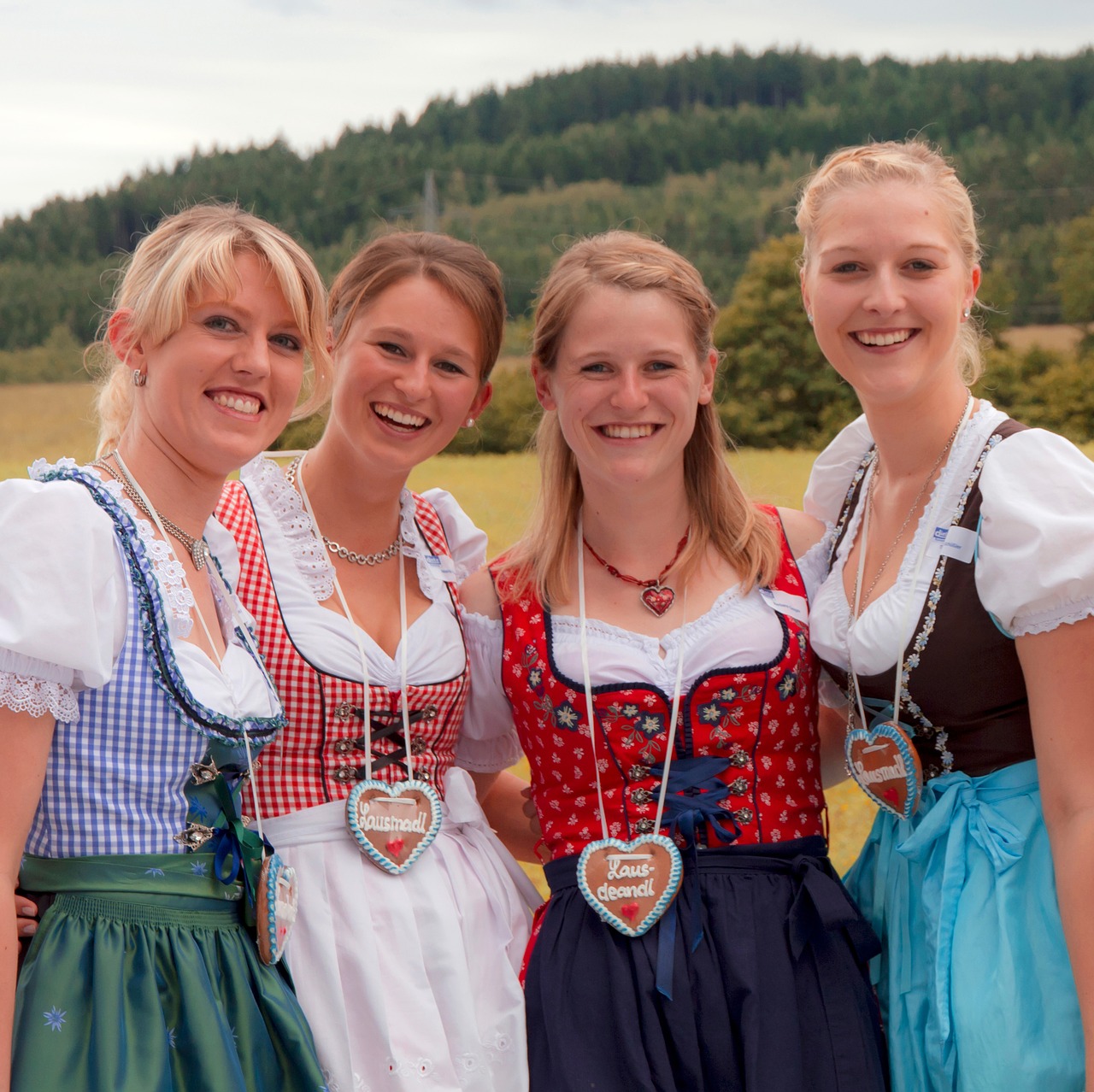 Dirndl, girlfriends, costume, oktoberfest, bavaria - free image from needpix.com