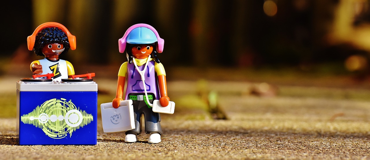 disc jockey put plates playmobil free photo