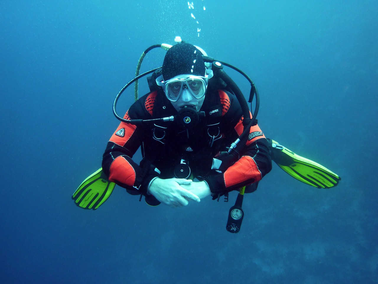 divers scuba divers diving free photo
