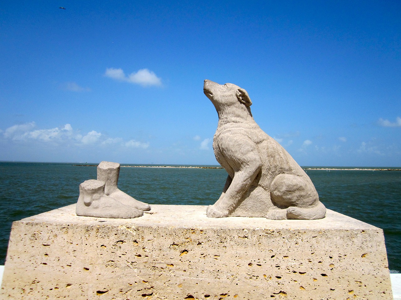 dog statue sea free photo